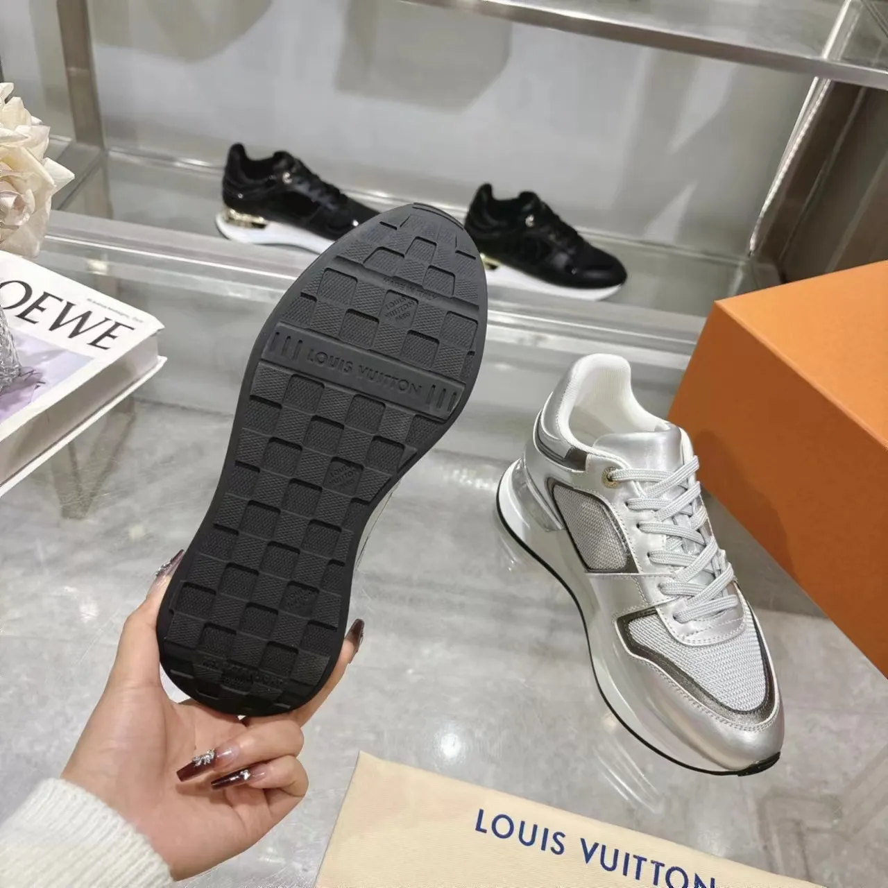 👟👟Ex-factory price 640👟👟 Men's size +10 Louis Vuitton's official website synchronizes the 2024 couple's models, this Neo Run Away sneakers are inspired by running shoes, integrating LV's iconic must-have shoes into the trend. This version is a 1:1 replica of the original version, reinterpreting Damier canvas with cow leather and mesh fabrics, highlighting its simple lines and unique wedge outsole. The main details include the LV initials on the side and the engraved gold heel stabilizer on the back plus a hidden insole. 2cm. Sizes 35-42, 39-46. Full package. High version. New and old customers are welcome to inquire.